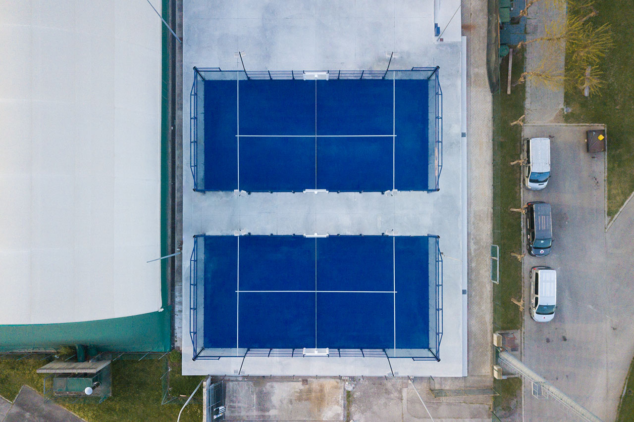 Vista dall'alto di due campi da padel Effeci Padel