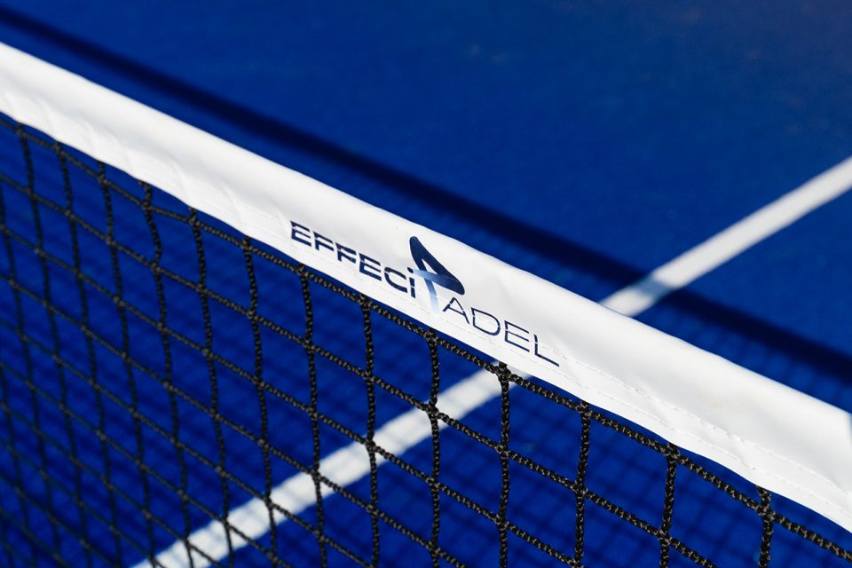 Rete di un campo da padel con logo Effeci Padel